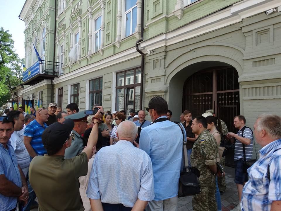 В Мариуполе протестовали против сепаратиста-начальника военно-городского центра