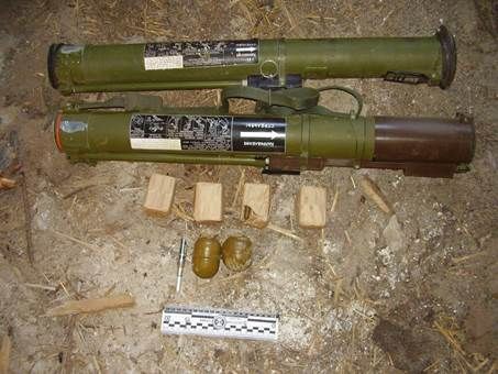 На Луганщине в заброшенном доме нашли тайник с оружием: опубликованы фото