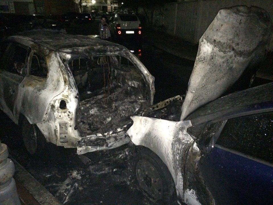 В Киеве после взрыва сгорел автомобиль