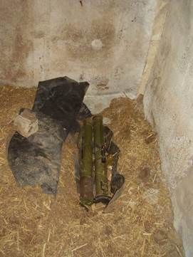 На Луганщині в покинутому будинку знайшли схованку зі зброєю: опубліковані фото
