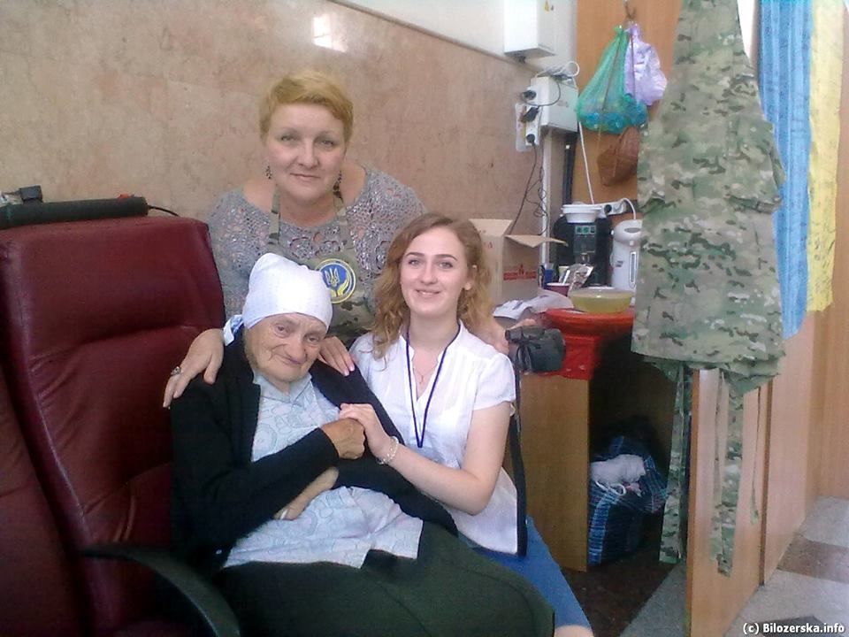В Днепропетровске бойцам АТО помогает 86-летняя бабушка-волонтер: фотофакт