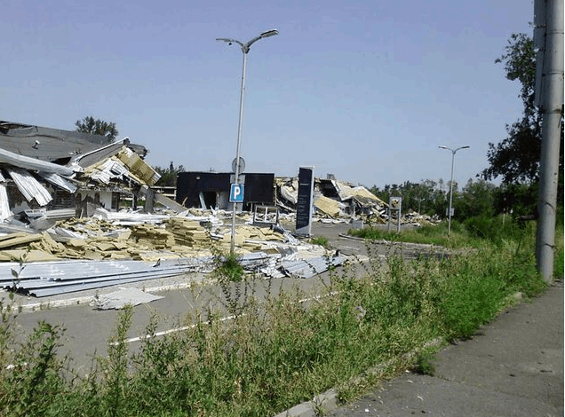 Терористи "ДНР" зрізали металеві ворота на гаражах біля аеропорту: опубліковані фото