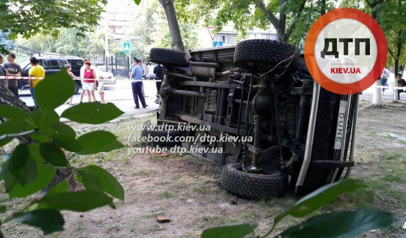 У Києві перекинувся джип з жінкою за кермом