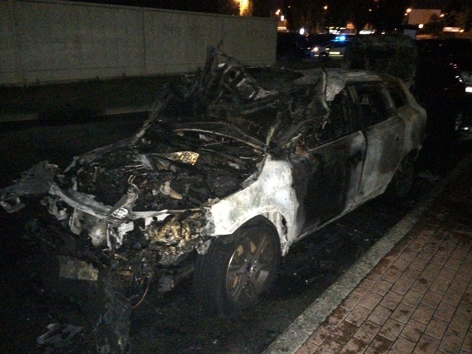 В Киеве после взрыва сгорел автомобиль