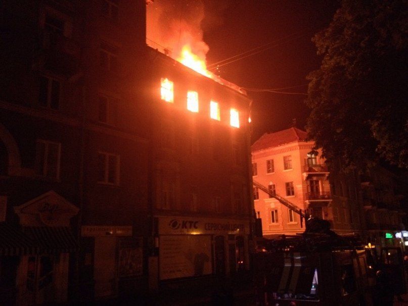 В исторической части Тернополя вспыхнул старинный дом: фото с места ЧП