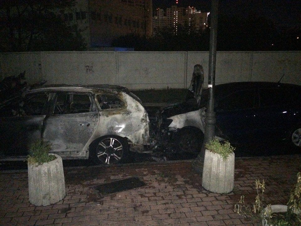 У Києві після вибуху згорів автомобіль