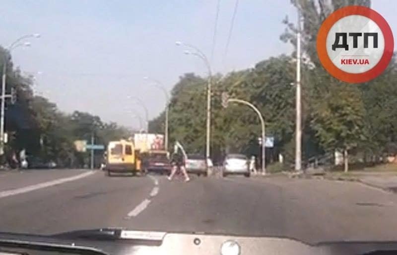 В Киеве пешеход в наушниках срезал дорогу, огрызаясь на водителей