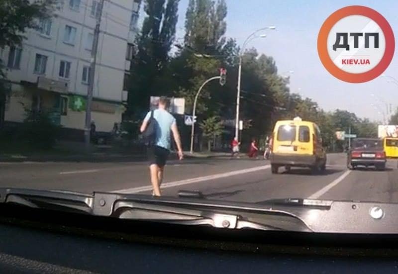 В Киеве пешеход в наушниках срезал дорогу, огрызаясь на водителей