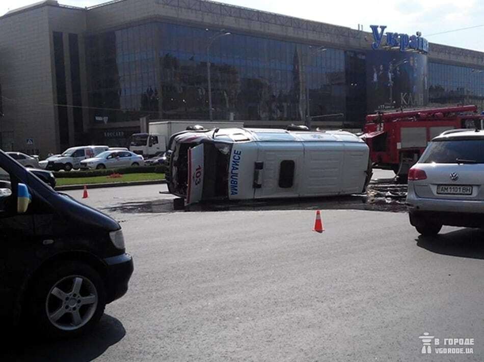 В Киеве перевернулась скорая с маленьким ребенком: подробности ДТП