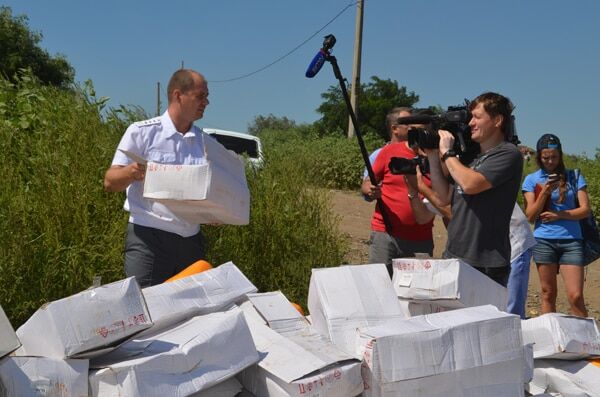 10 тонн сыра. Опубликованы первые фото показательного уничтожения санкционных продуктов