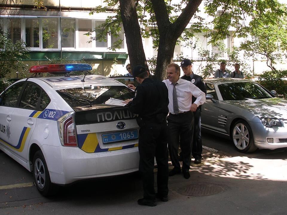 У Києві копи прямо під ГПУ оштрафували авто з "діамантовим" прокурором: опубліковані фото