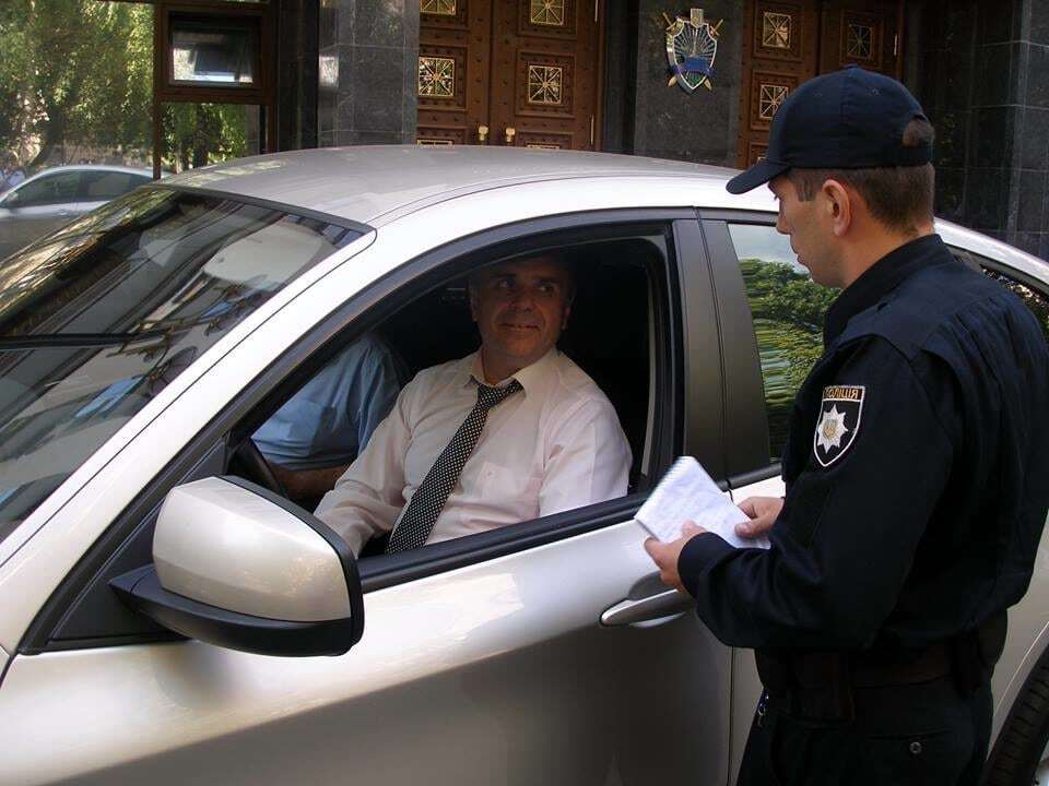 У Києві копи прямо під ГПУ оштрафували авто з "діамантовим" прокурором: опубліковані фото