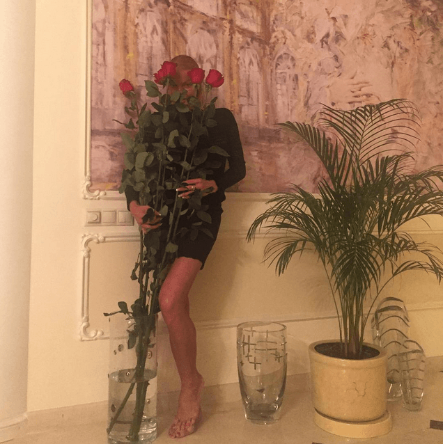 Волочкову на ночь глядя завалил гигантскими розами тайный поклонник