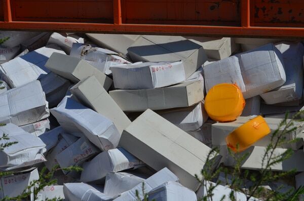 10 тонн сыра. Опубликованы первые фото показательного уничтожения санкционных продуктов