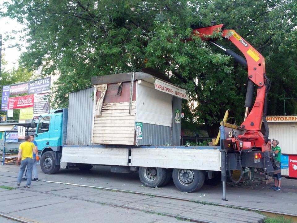 В Киеве на Святошино за сутки демонтировали 22 МАФа: фотофакт