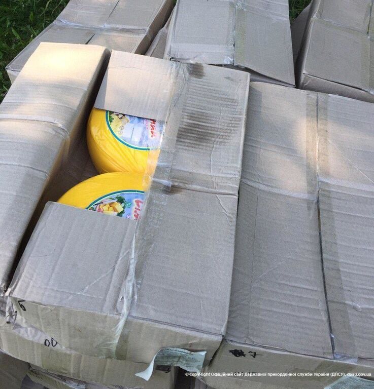 Пища для бульдозеров: фото и видео, как украинец пытался вывезти в Россию полтонны сыра