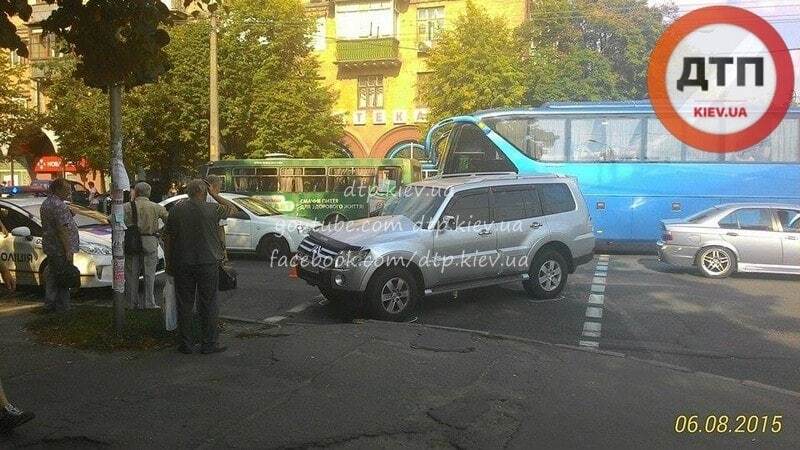 В Киеве маршрутка попала в ДТП: есть пострадавшие