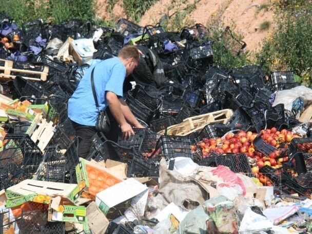 Голодні росіяни збирають залишки роздавленої їжі з полігонів: фотофакт