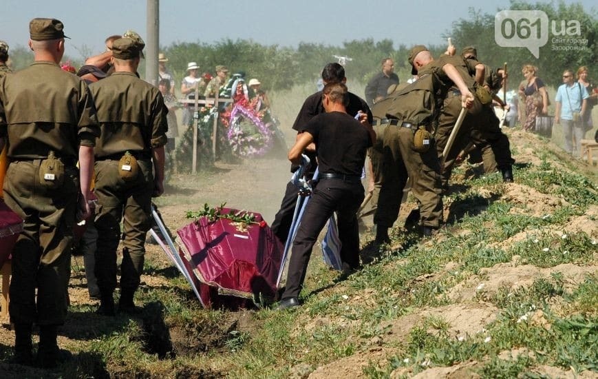 57 украинских воинов похоронили, так и не опознав: фото- и видеорепортаж из-под Запорожья