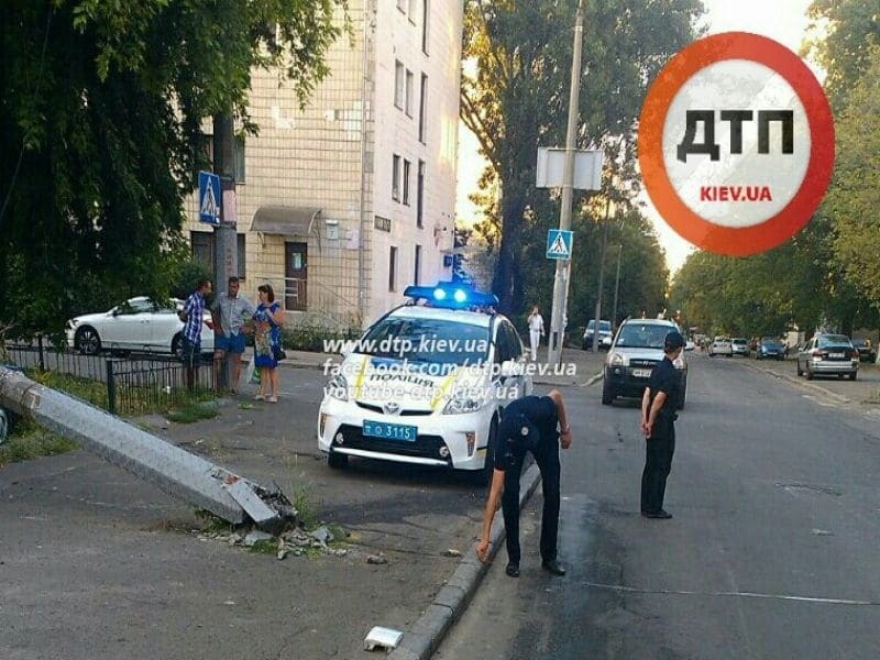 В Киеве пешехода ударил упавший из-за ДТП столб