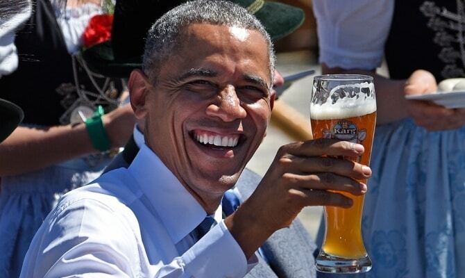 Мир отмечает день пива: кто из политиков не может без пенного напитка