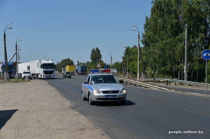 Персик не пройшов! Як на кордоні з Білоруссю зрівняли з землею 200 тонн фруктів: "соковиті" фото