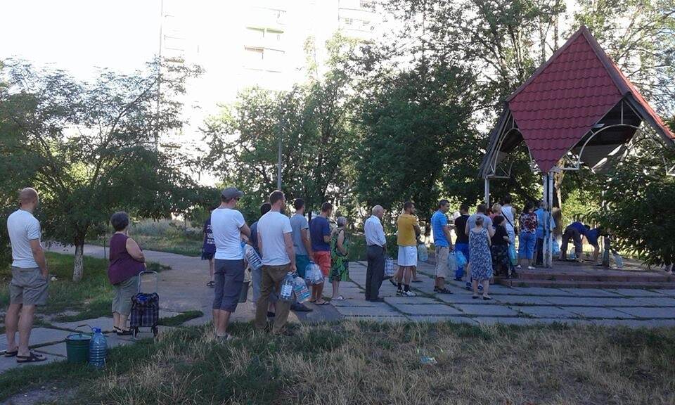 В Киеве жители отключенных от воды домов атаковали бюветы