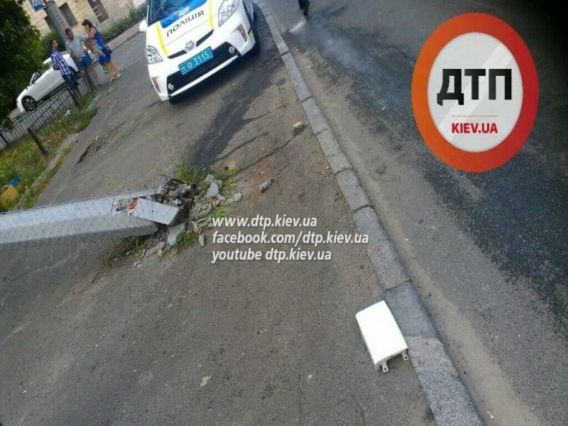 В Киеве пешехода ударил упавший из-за ДТП столб