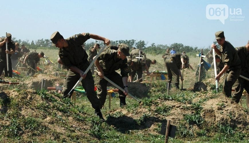 57 украинских воинов похоронили, так и не опознав: фото- и видеорепортаж из-под Запорожья