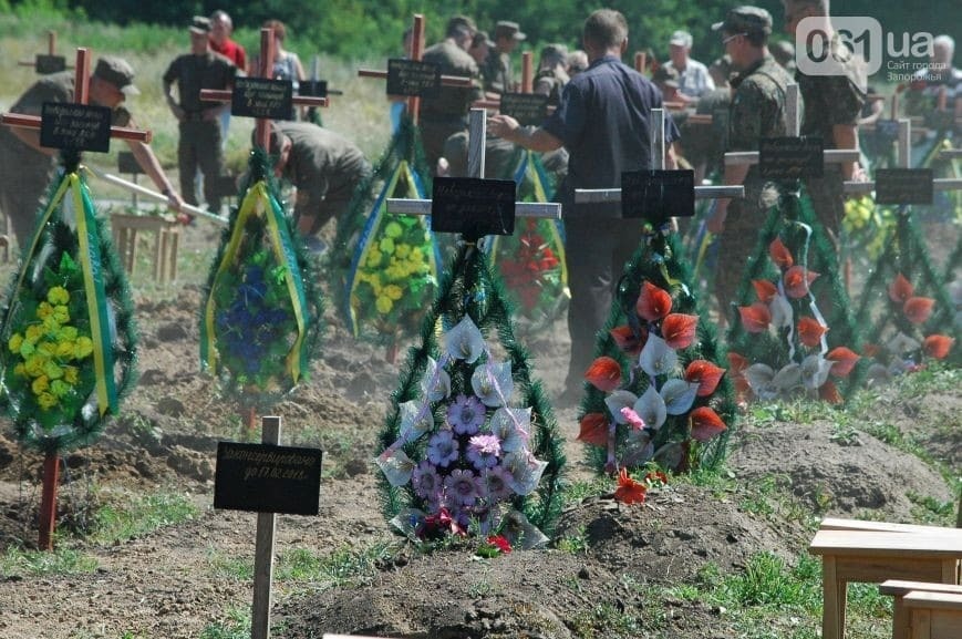 57 украинских воинов похоронили, так и не опознав: фото- и видеорепортаж из-под Запорожья