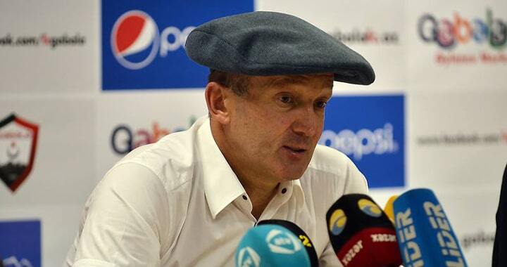 Украинский тренер пришел на пресс-конференцию в кепке-аэродроме