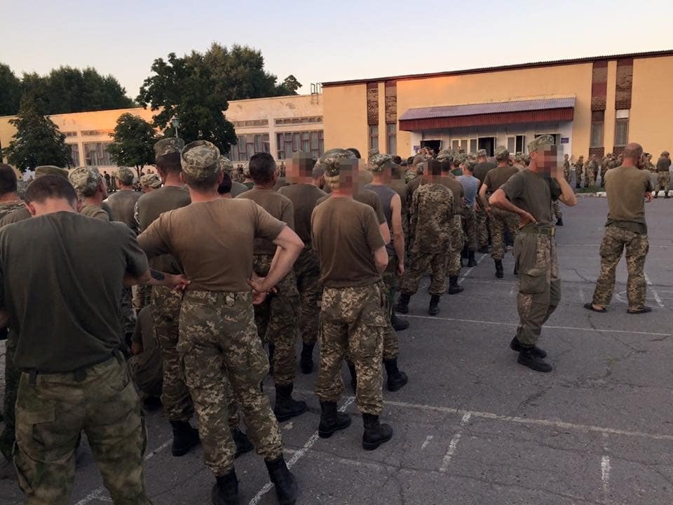 В Україні солдати стоять у величезних чергах, щоб поїсти: фотофакт