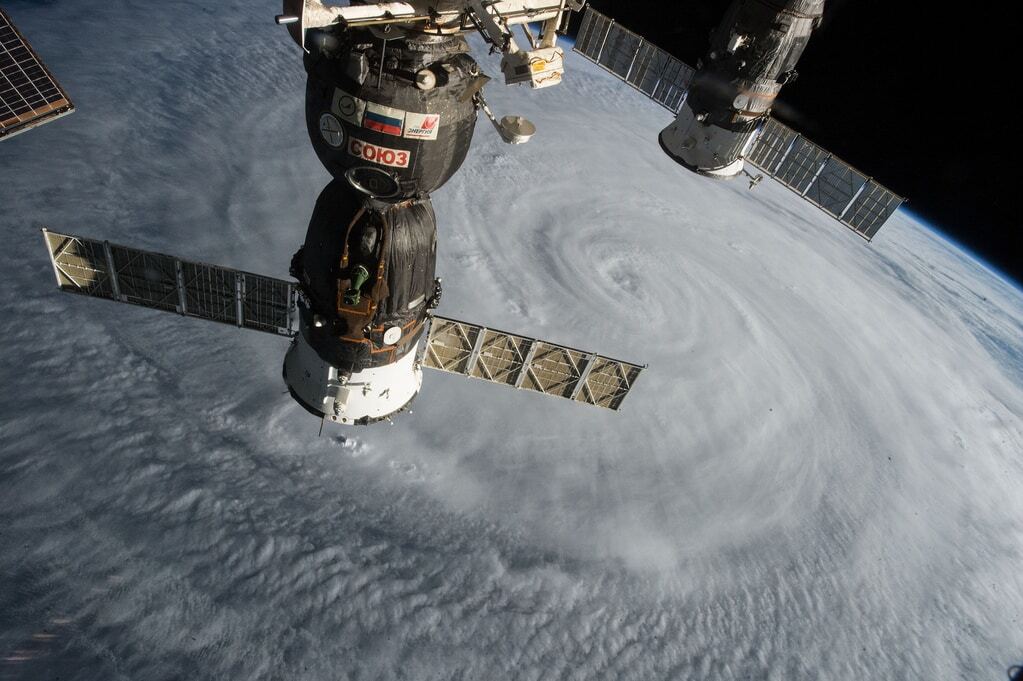 NASA показало фото моторошного супертайфуну "Соуделор"