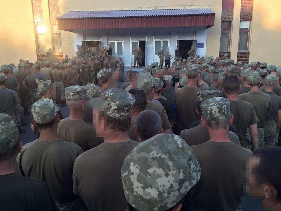 В Украине солдаты стоят в огромных очередях, чтобы поесть: фотофакт