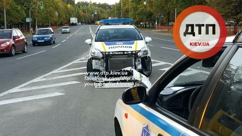 У Києві сталася ДТП за участю авто поліції: є постраждалий