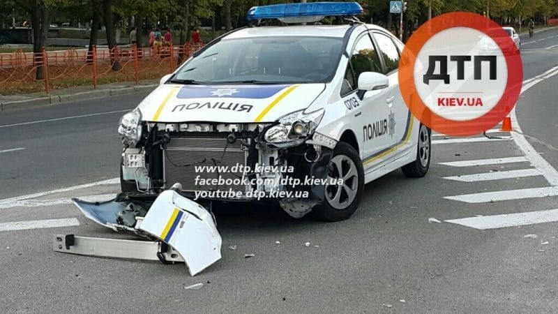 В Киеве произошло ДТП с участием авто полиции: есть пострадавший