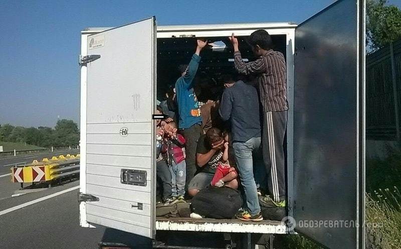 В Австрії в невеликій вантажівці їхали 86 мігрантів: фотофакт