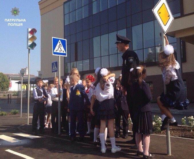 Київська поліція провела урок безпеки в школах: фоторепортаж