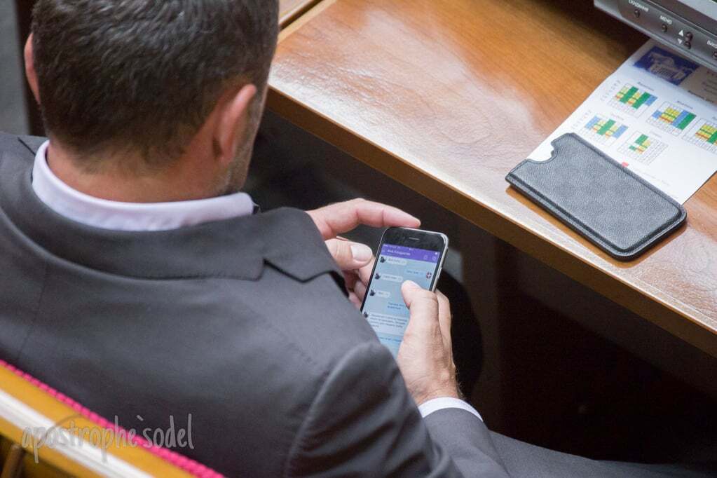 Депутата поймали на торговле салом во время заседания Рады: фотофакт