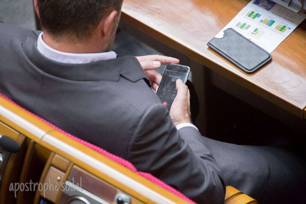 Депутата поймали на торговле салом во время заседания Рады: фотофакт
