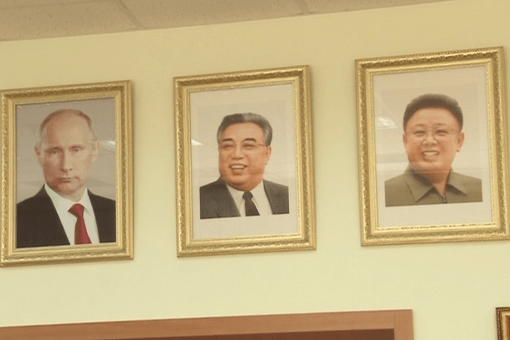 У російській школі поруч із портретом Путіна з'явилися диктатори КНДР: фотофакт
