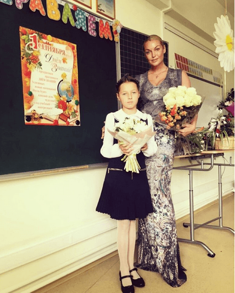 Волочкова заявилась в школу к дочери в сценическом наряде 