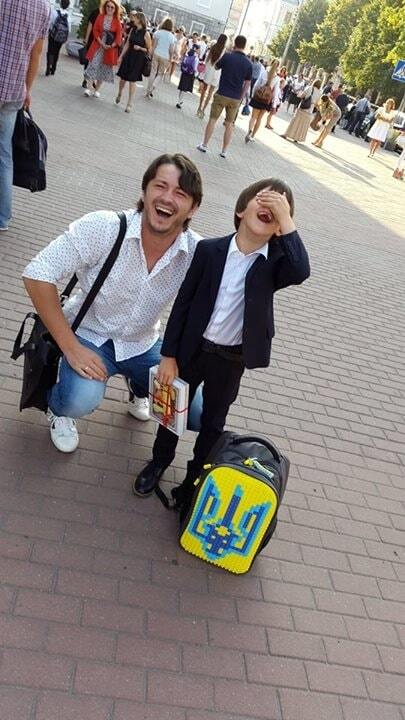 Притула отвел сына в школу с патриотическим рюкзаком, а сын Потапа в вышиванке нес звонок