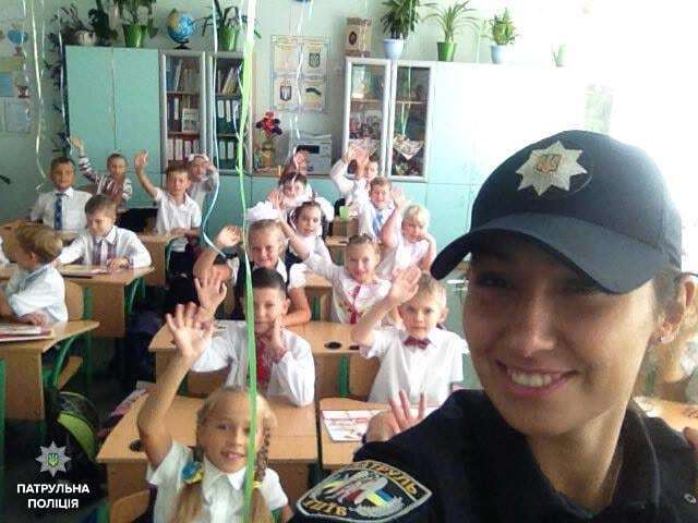 Київська поліція провела урок безпеки в школах: фоторепортаж