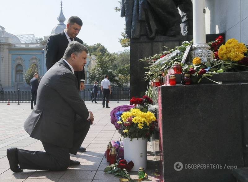 Киевляне продолжают нести цветы к месту гибели бойцов под Радой