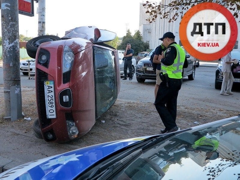 "Народився в сорочці". У Києві водій відбувся синцями в страшному ДТП: фото аварії