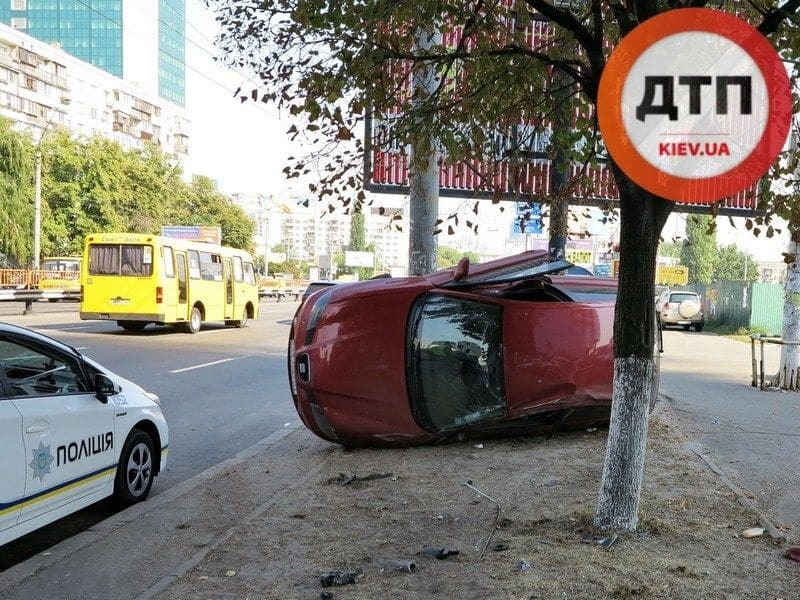 "Родился в рубашке". В Киеве водитель отделался синяками в жутком ДТП: фото аварии