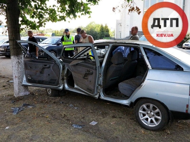 "Родился в рубашке". В Киеве водитель отделался синяками в жутком ДТП: фото аварии