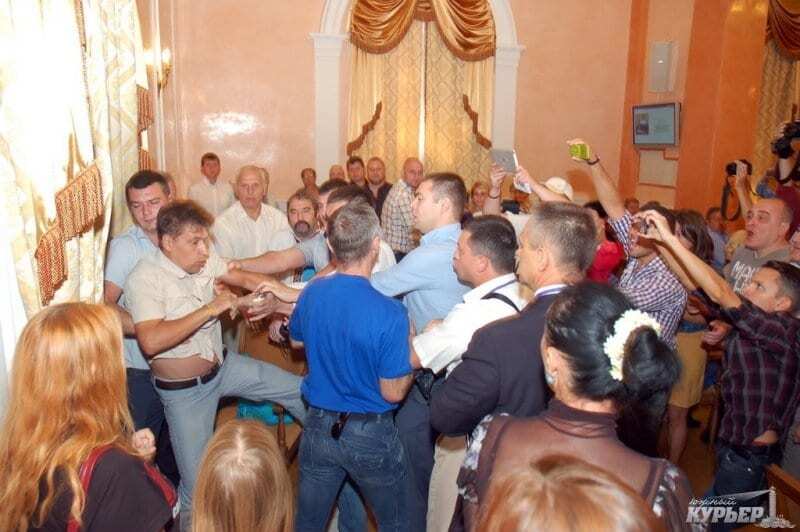 В Одеській міськраді бійка: депутати не захотіли визнати Росію агресором