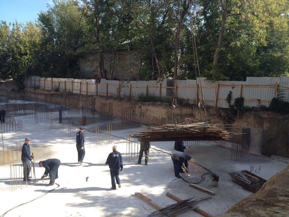 Висотки не буде: в Києві почали засипати котлован незаконного будівництва